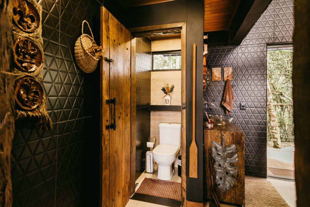 Cozy rustic bathroom with wooden design elements and textured walls in Espírito Santo, Brazil.